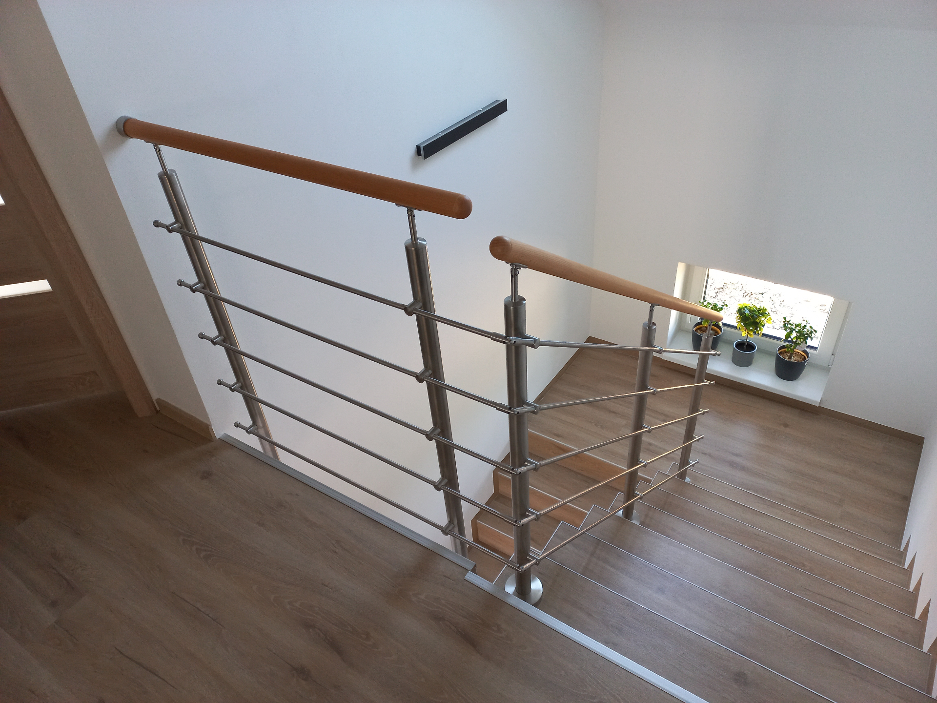 Nerezové zábradlí — detail rohu s dvojitým madlem