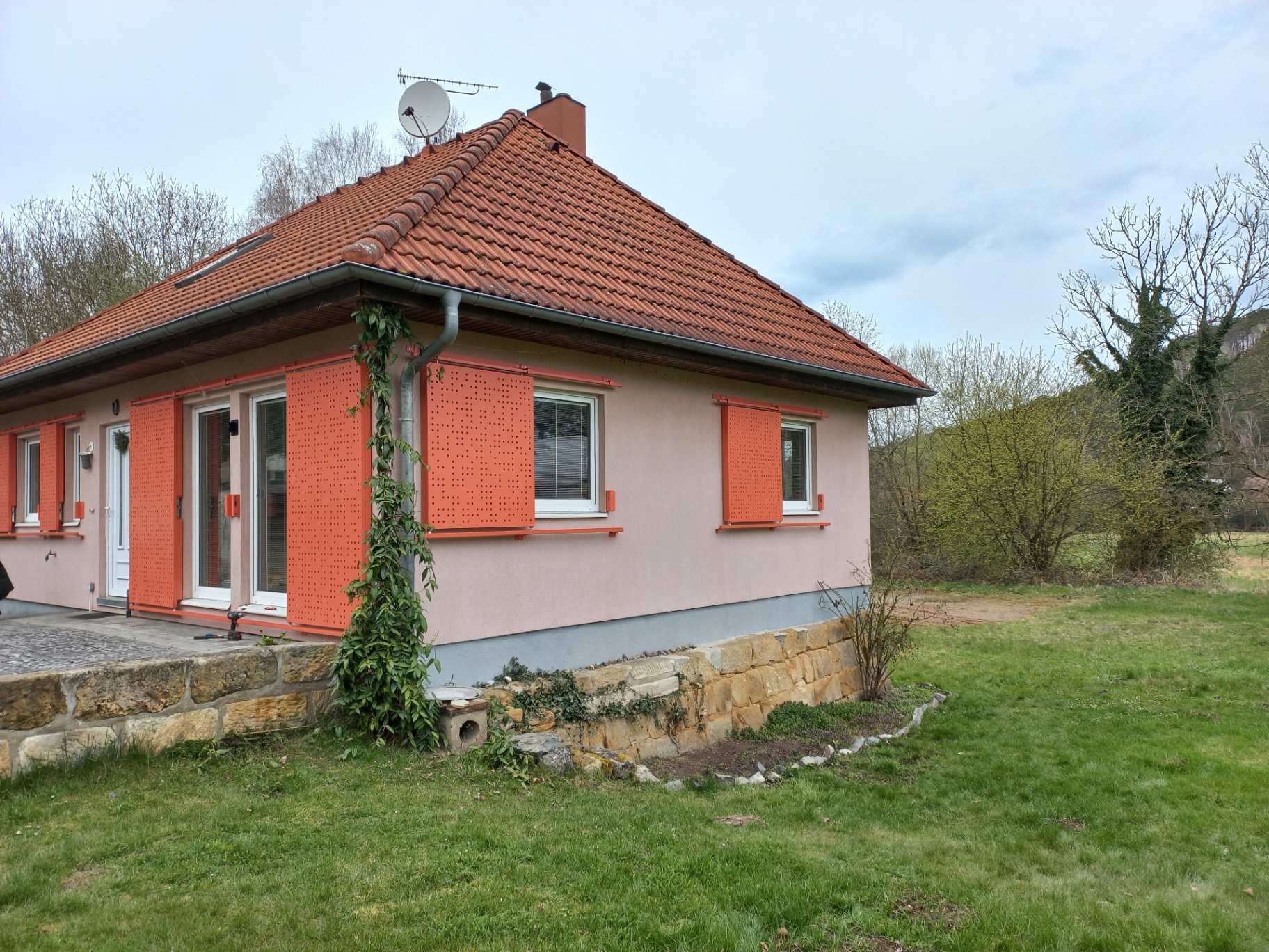 Uzamykatelné pojezdové okenice — boční pohled na dům s hotovou realizací uzamykatelných okenic