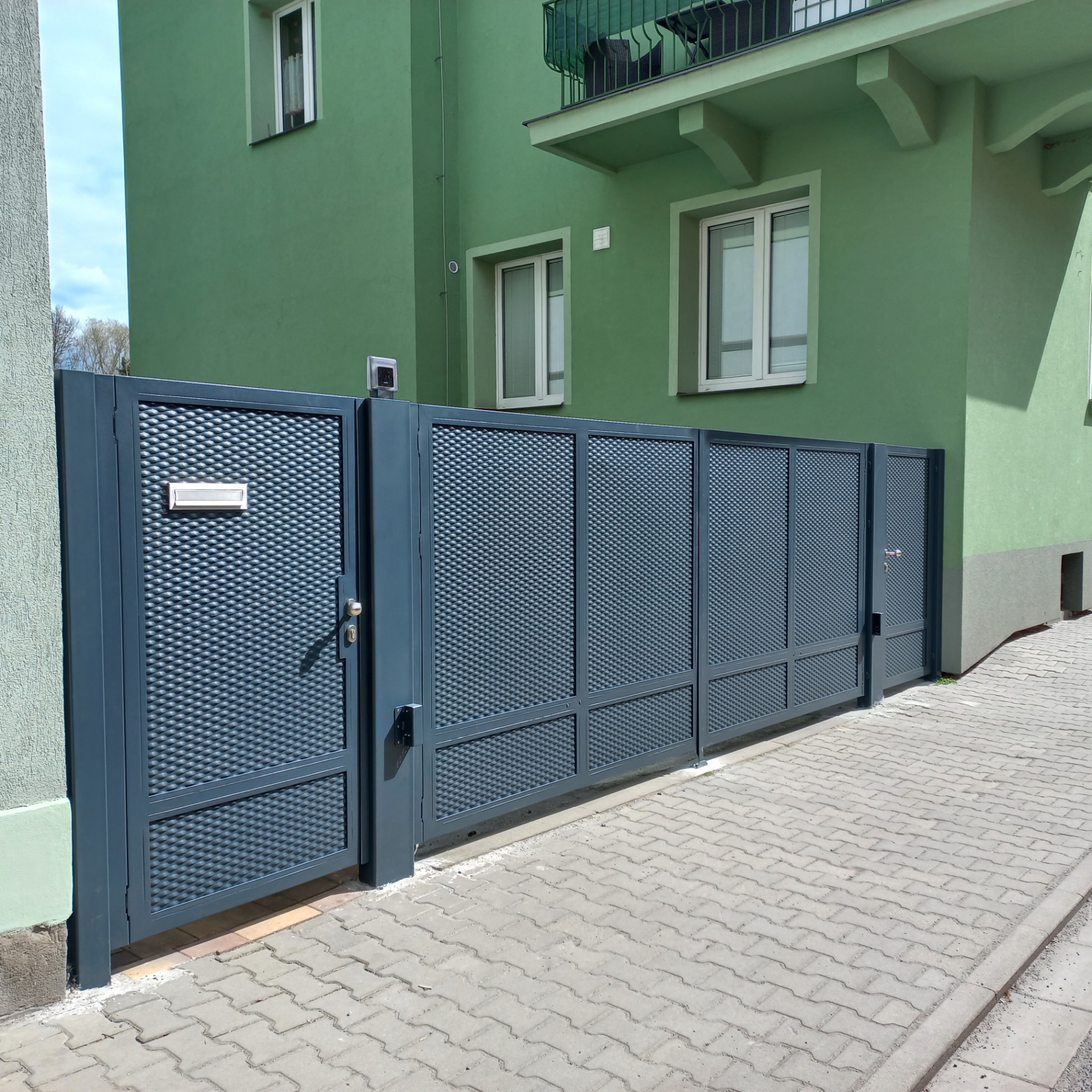 Brána s dvěma brankami — celkový pohled na uzavřenou bránu a branku s poštovní schránkou