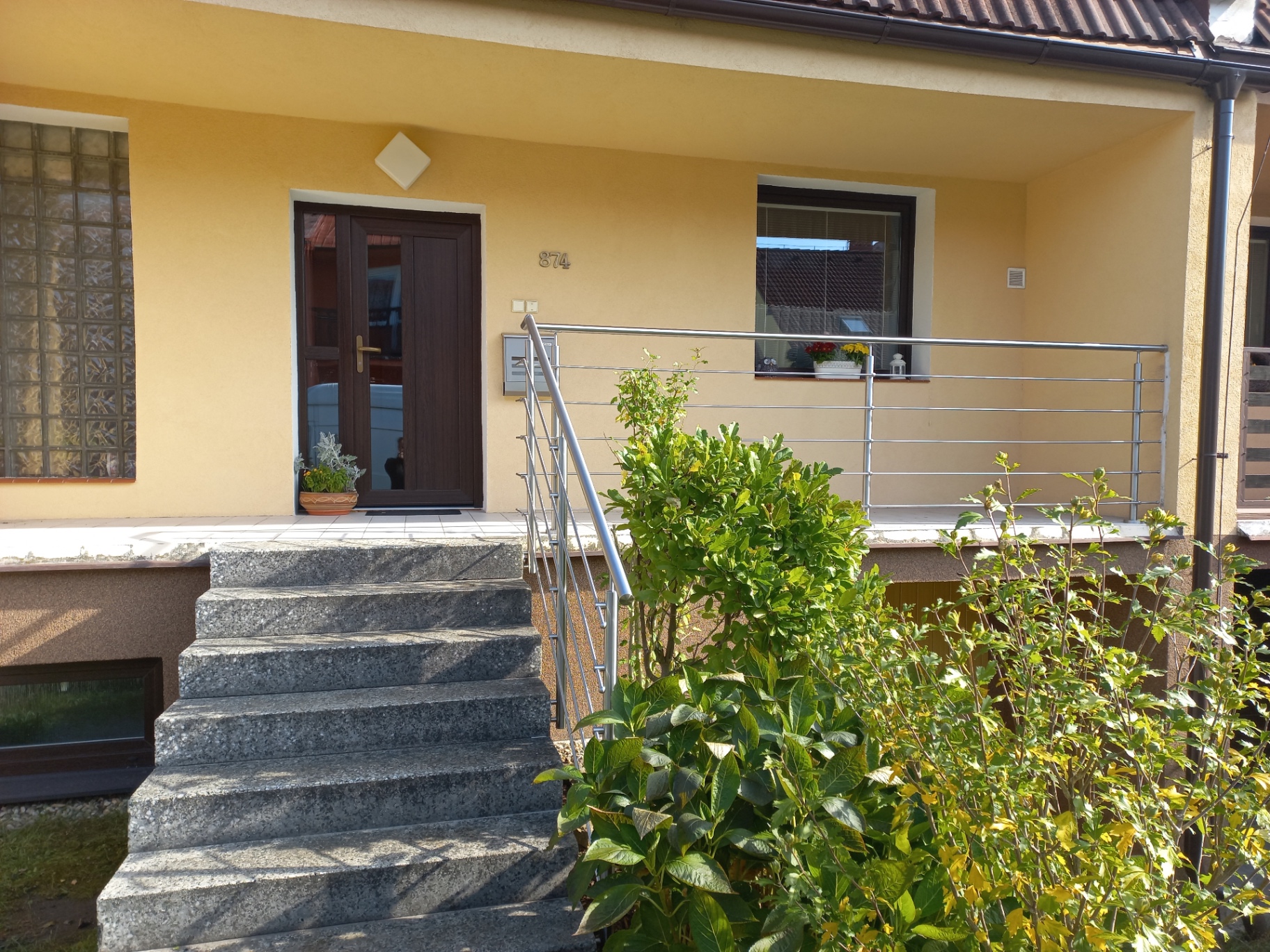 Nerezové zábradlí terasy a schodiště — detail nároží a šikmého madla