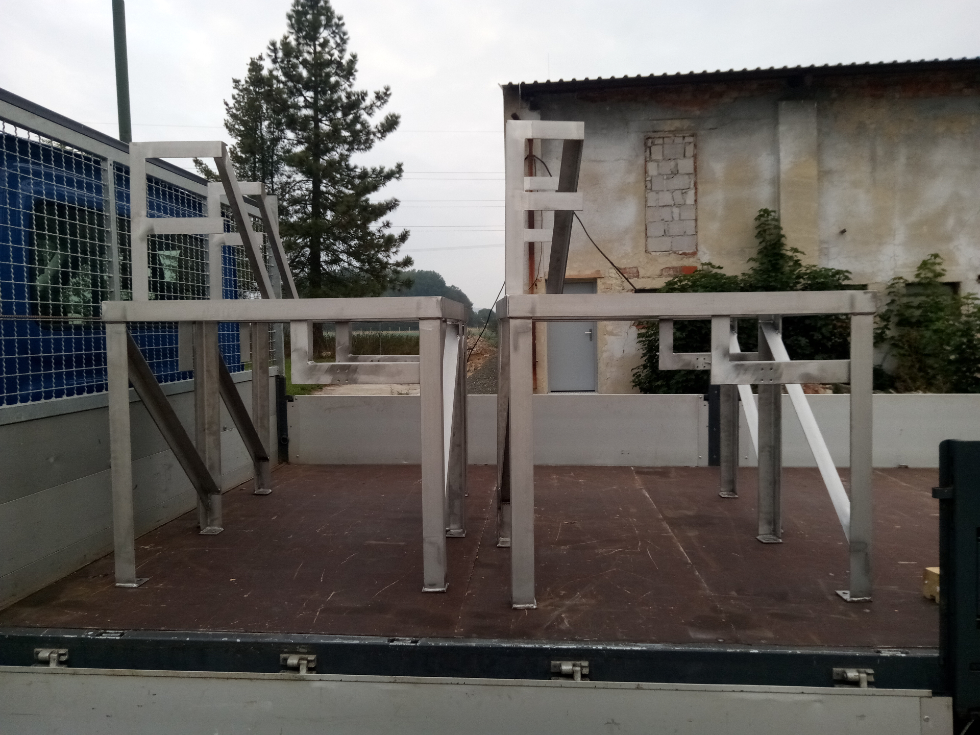 Nerezové podstavce — expedice na korbě vozidla
