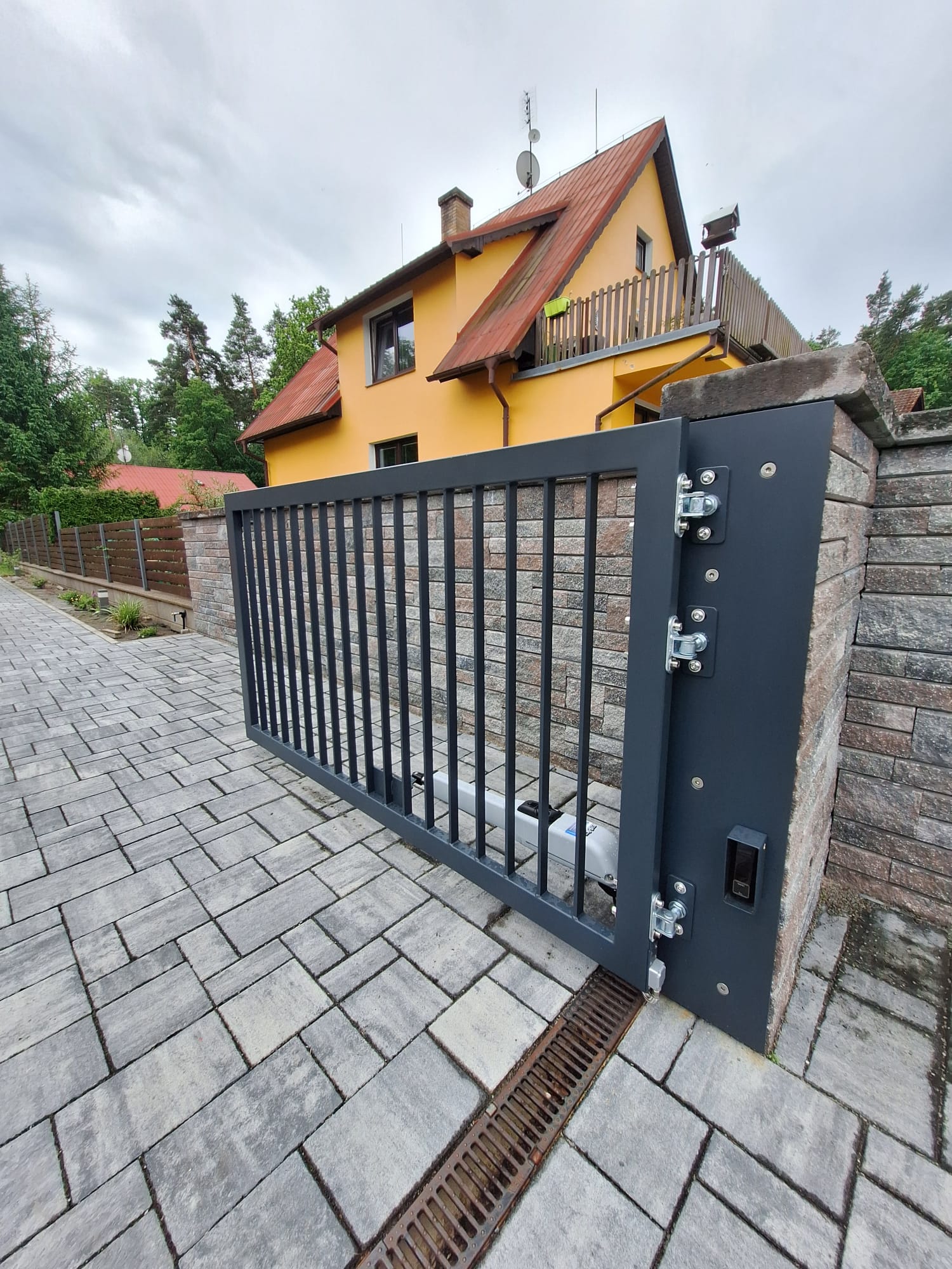 Brány a branka — lakovaný — detail posuvné brány, závěsu a bezdotykového čtecího zařízení