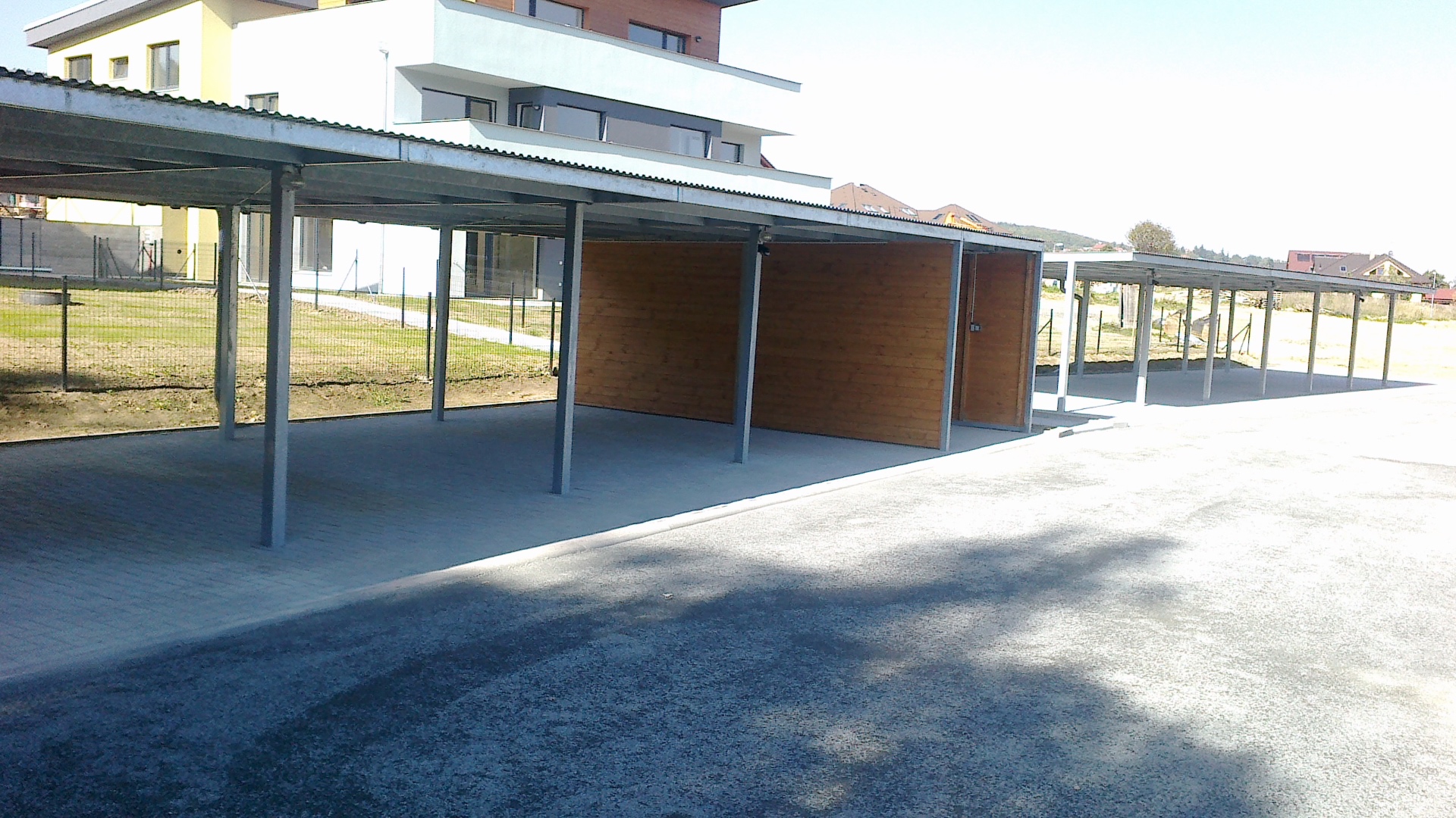 Parkovací stání Praha Řitka — carporty s dřevěnou výplní a ocelovou konstrukcí