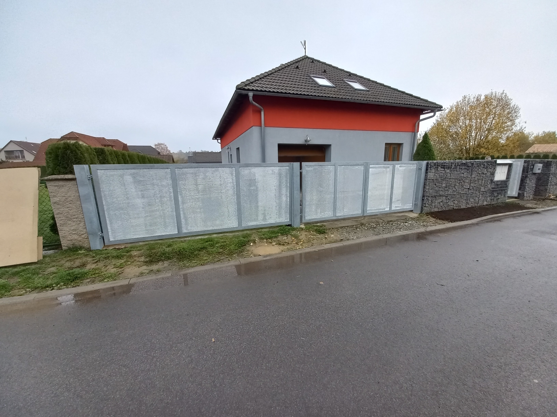 Brána a branka — tahokov I — pozinkovaná posuvná brána s tahokovovou výplní před rodinným domem