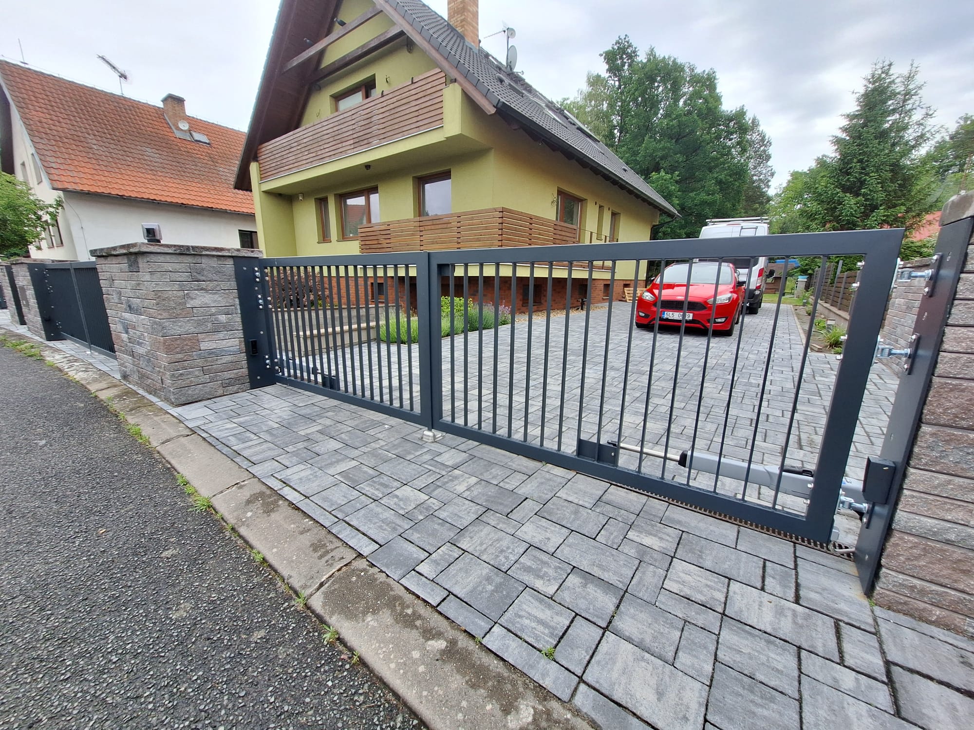 Brány a branka — lakovaný — celkový pohled na uzavřenou dvoukřídlou bránu s pístovými pohony